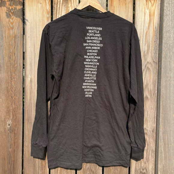 Schitt's Creek Patrick (Noah Reid) Limited Edition Tour Shirt NWOT size LARGE - Picture 4 of 9